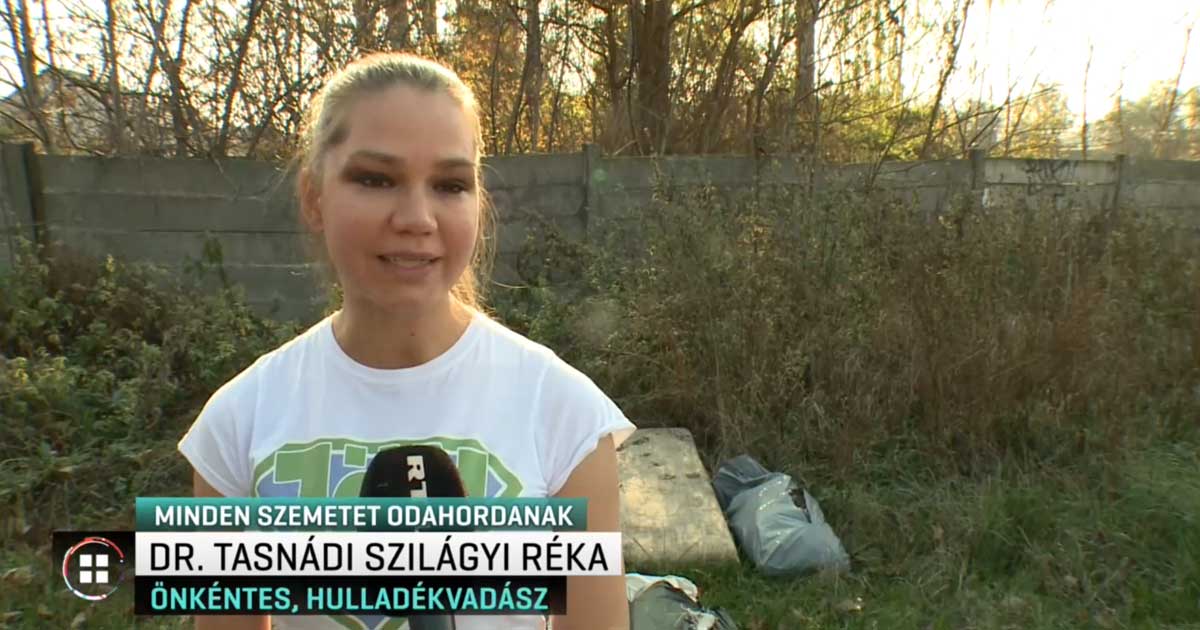 A helyi önkéntesünk élete első tévé interjúja közben. / Fotó: RTL.hu